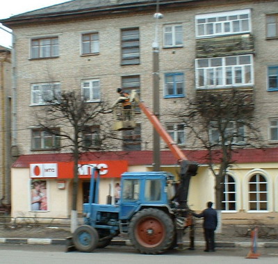 В городе Шумерле проводится весенняя обрезка деревьев